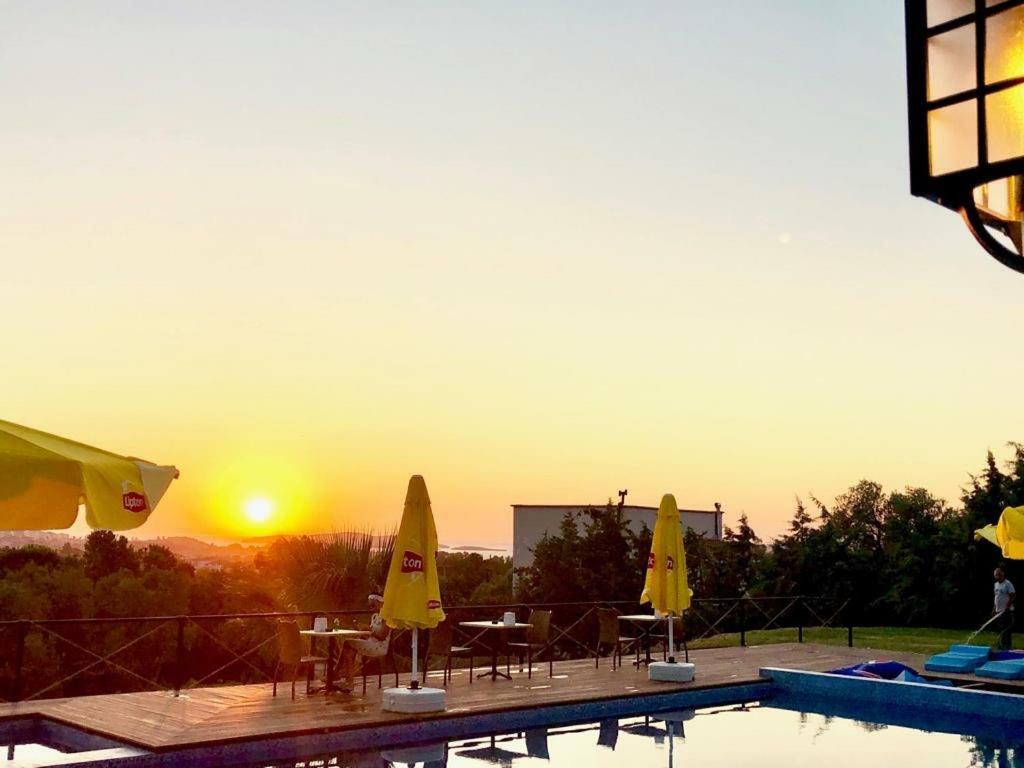 Victoria Hotel And Lounge Foça Buitenkant foto